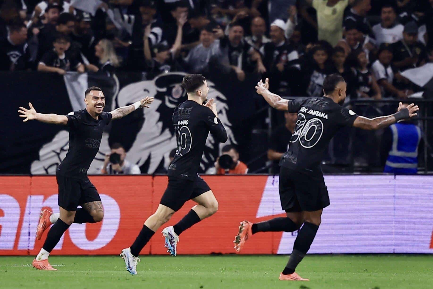 Jogadores do Corinthians comemoram o golaço de Garro