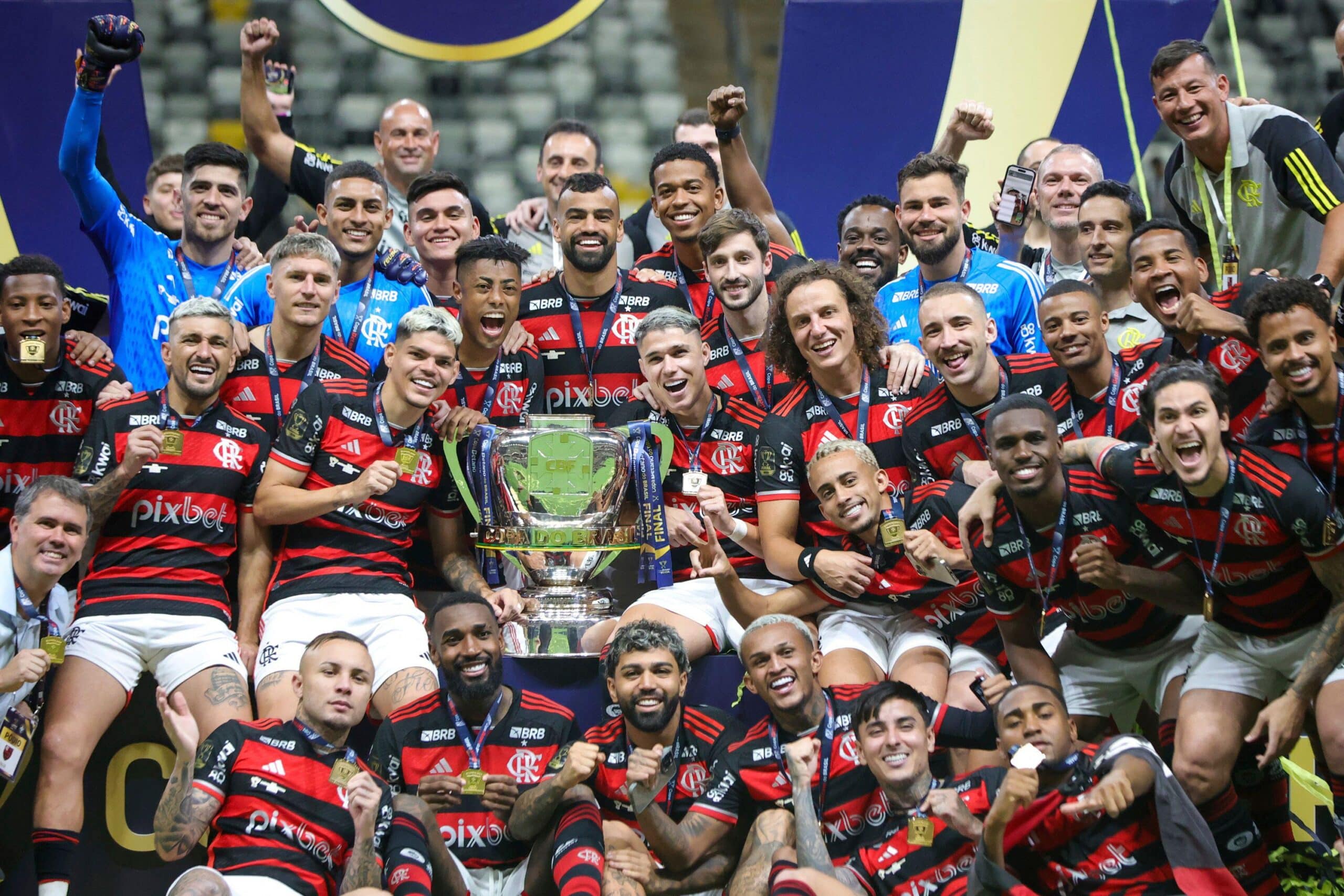 Jogadores do Flamengo com a taça da Copa do Brasil