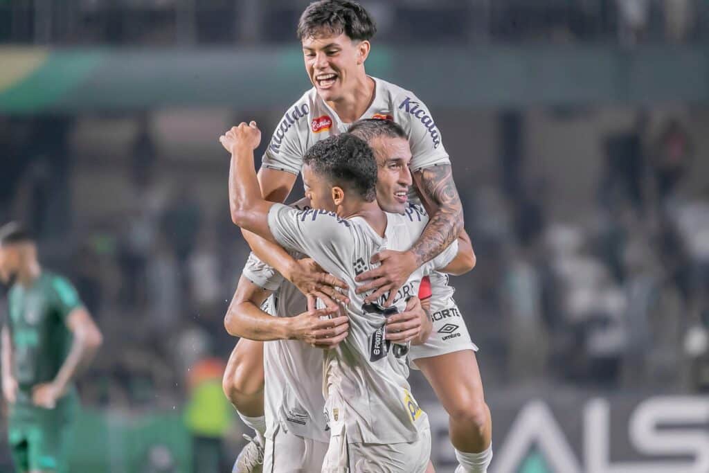 Jogadores do Santos comemoram a classificação