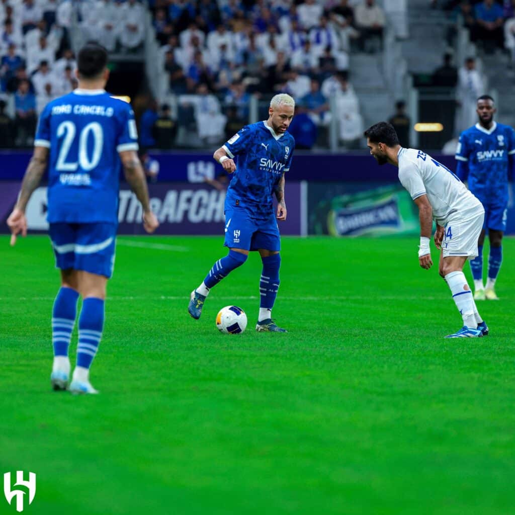 Neymar entrou no segundo tempo, mas precisou ser substituído ao se lesionar