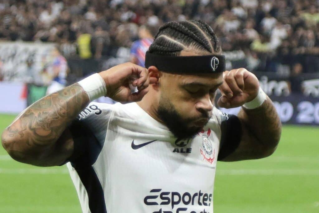 Memphis Depay foi o destaque do Corinthians no jogo com dois gols