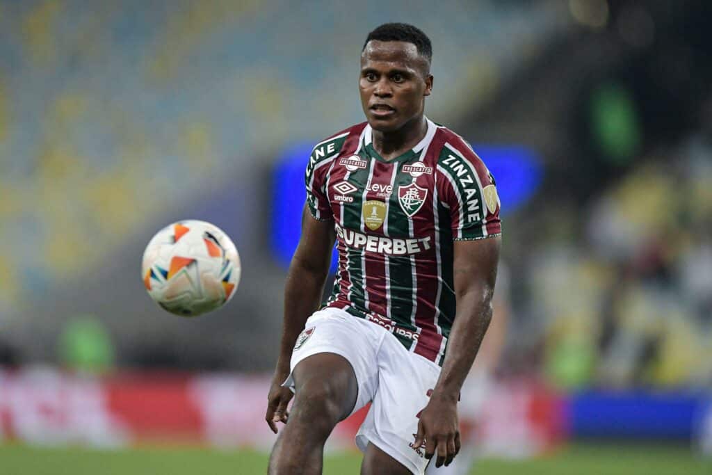 Arias, por ora, fica no Fluminense