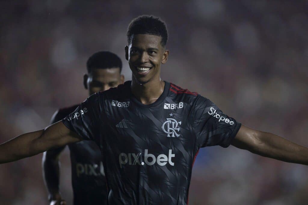 Carlinhos deve deixar o Flamengo