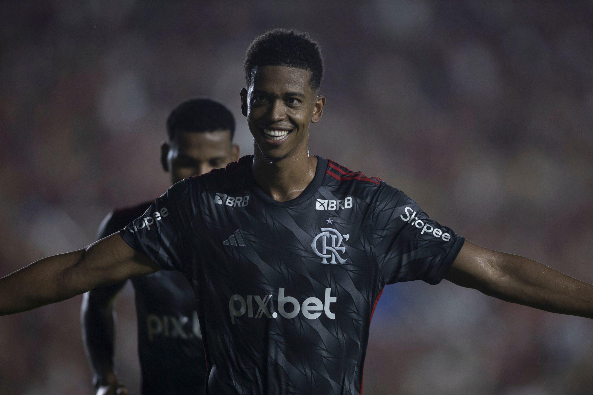 Flamengo deve emprestar o atacante Carlinhos ao Vitória