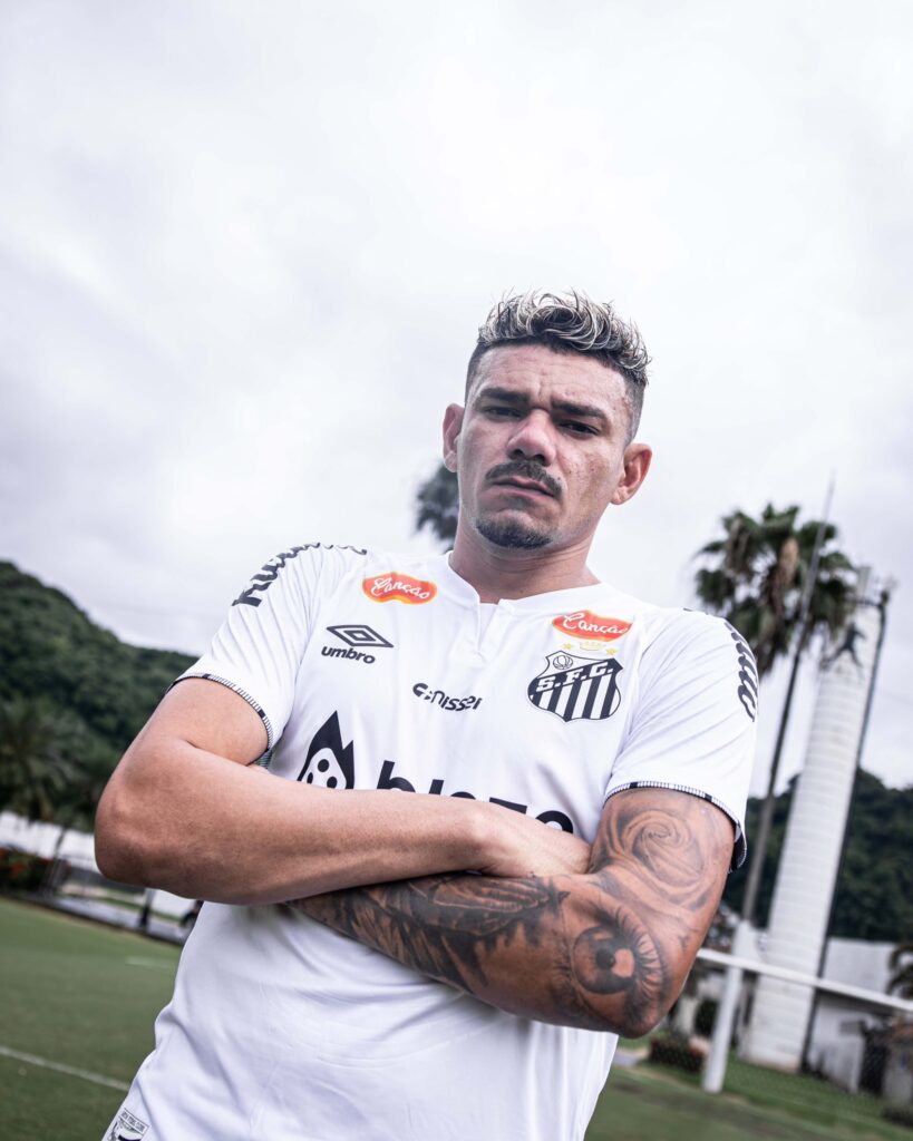 Santos oficializou a contratação de Tiquinho Soares