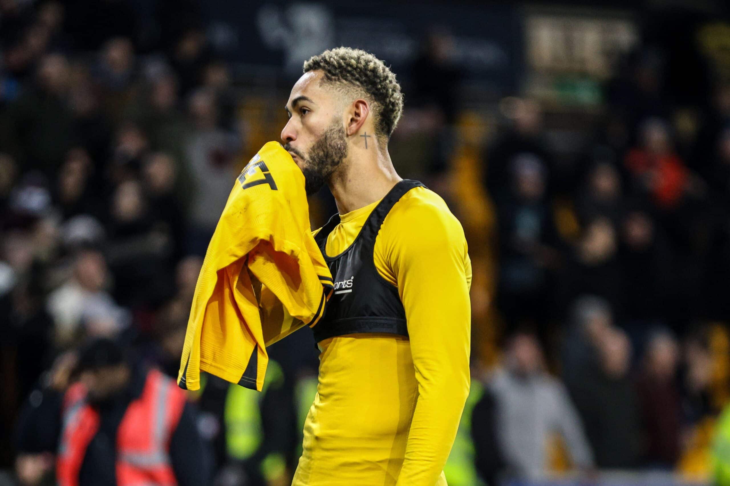 Matheus Cunha comemora mais um gol pelo Wolves