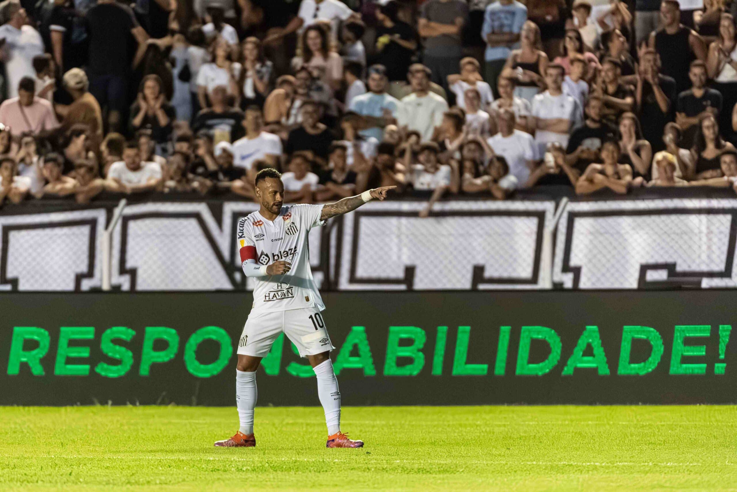 Neymar comemora o gol pelo Peixe