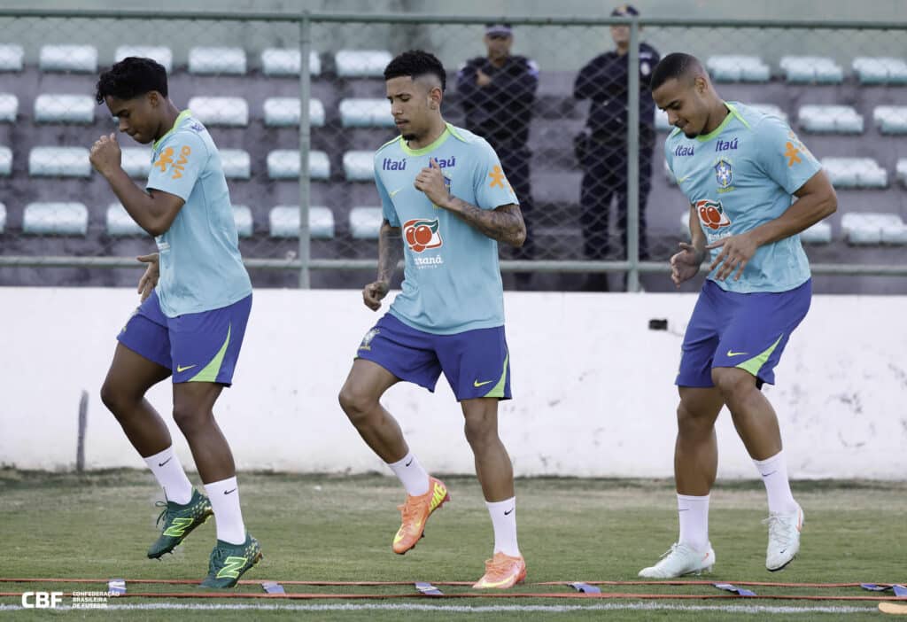 Savinho (centro) deve ser titular na Seleção