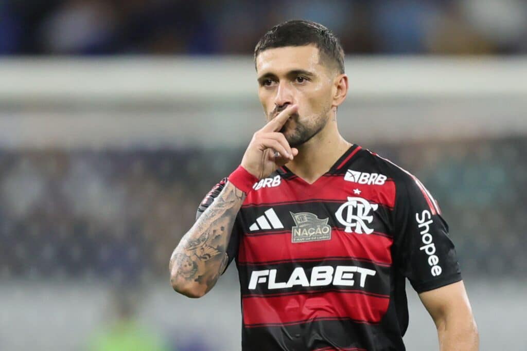 Arrascaeta comemora gol pelo Flamengo