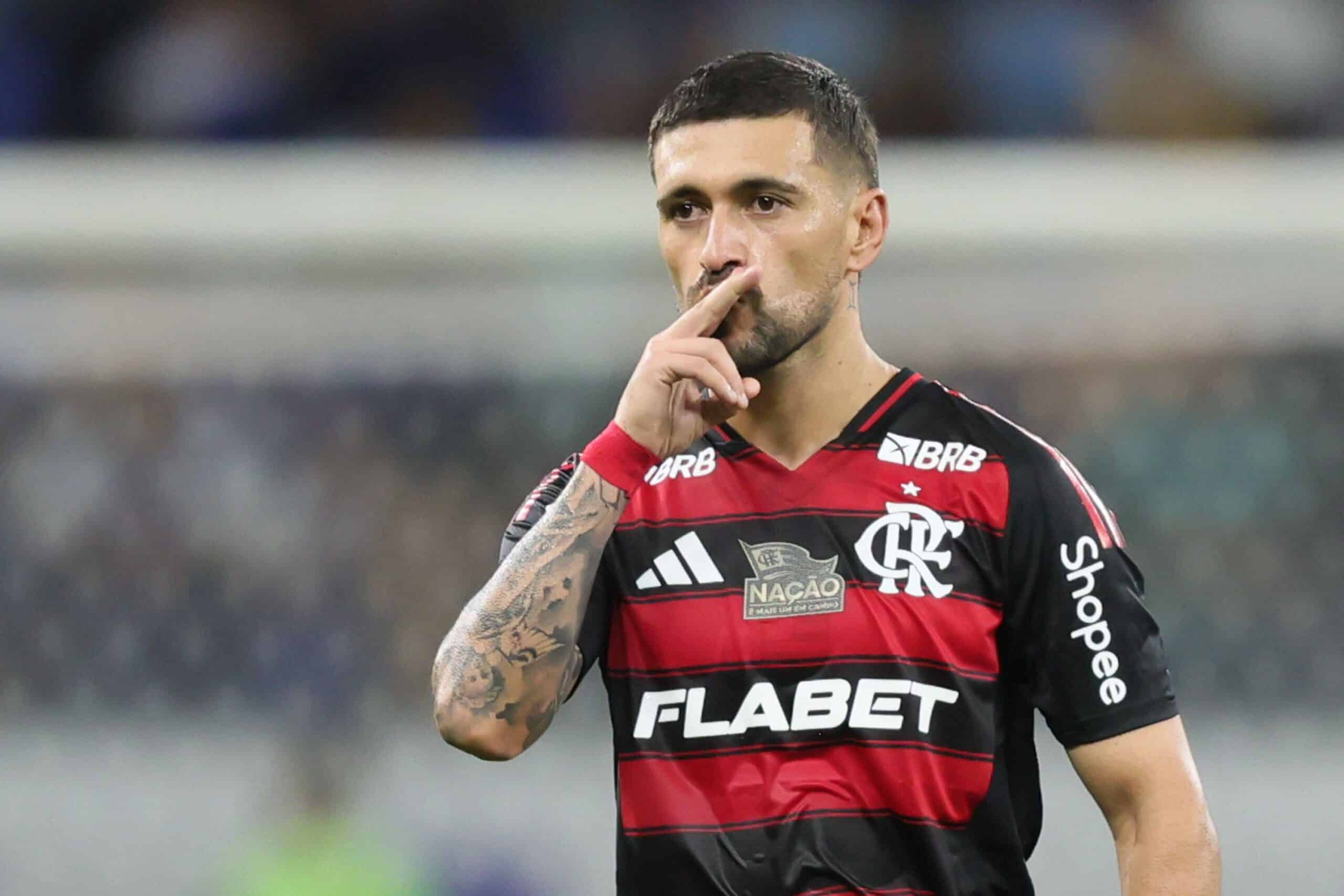Arrascaeta comemora gol pelo Flamengo
