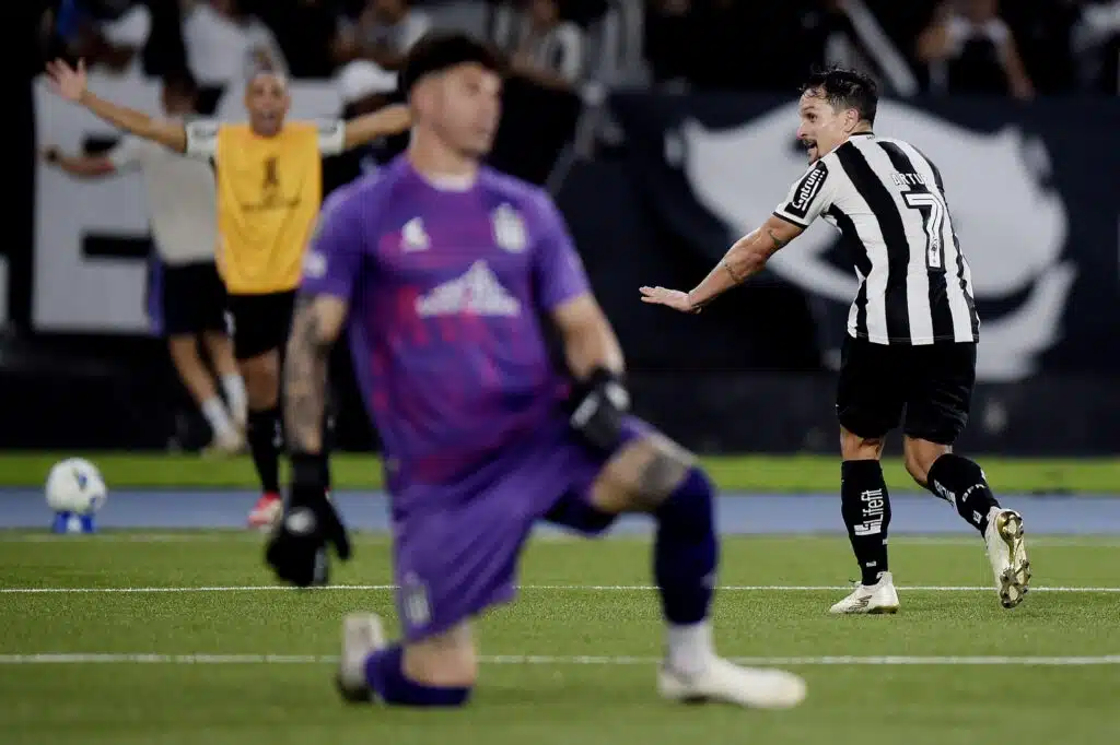 Artur marcou um golaço e garantiu a vitória do Botafogo