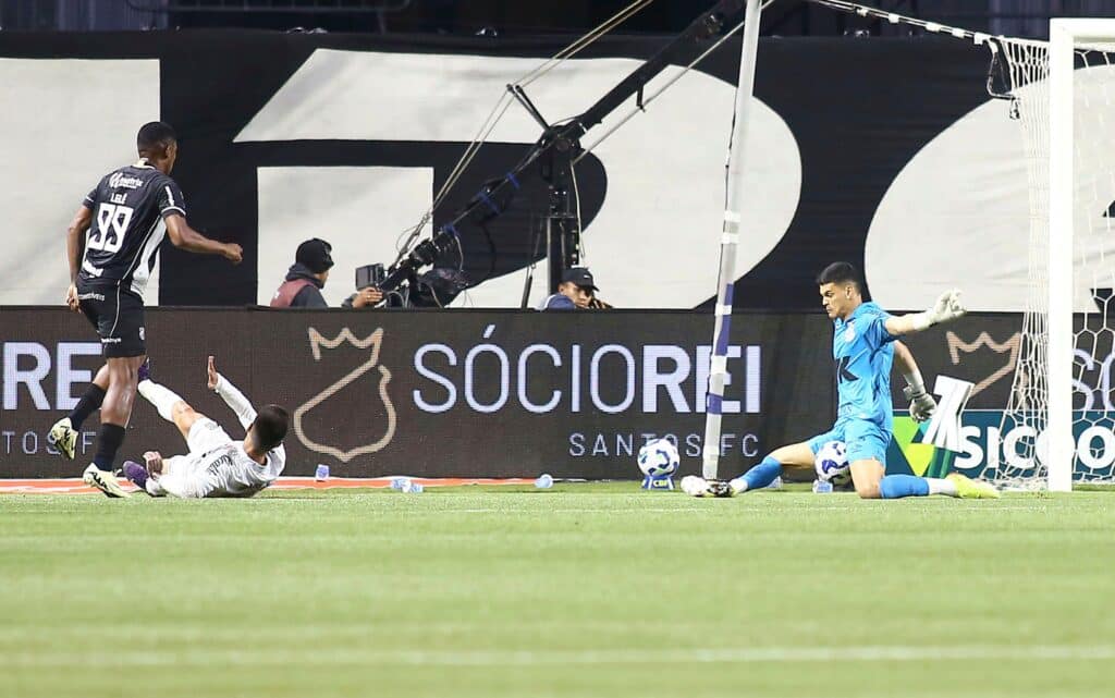 Gabriel Brazão salvou o Santos mais uma vez
