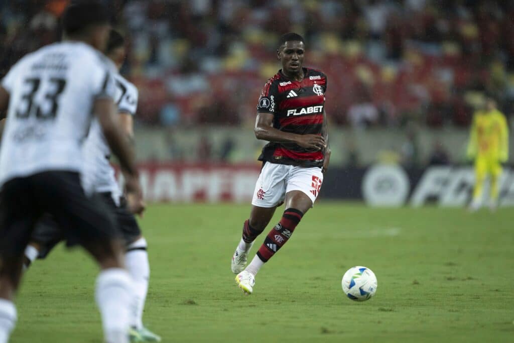 Evertton Araújo ganha a vaga de titular no Flamengo