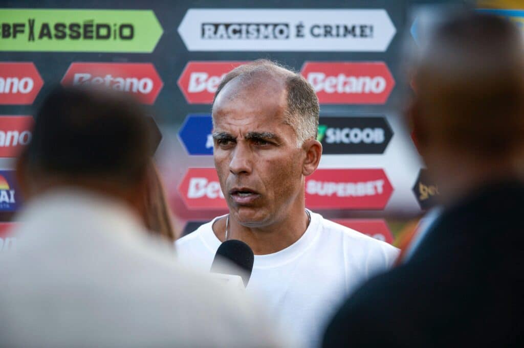 Felipe concede entrevista no Barradão