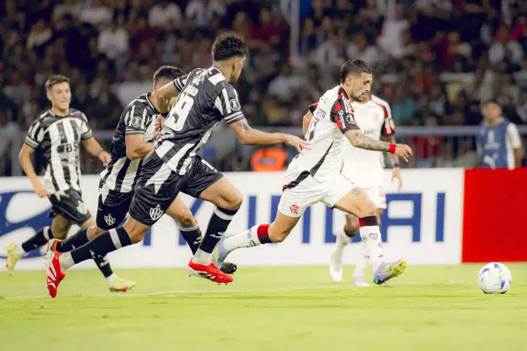 De Arrascaeta marcou o único gol do Flamengo