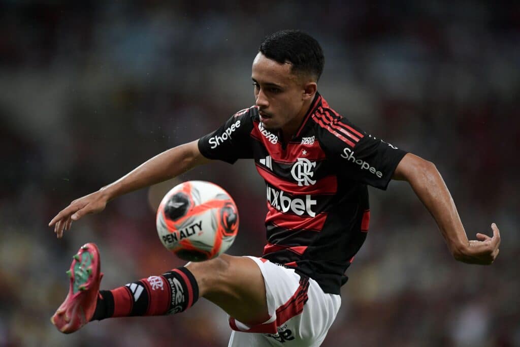 Matheus Gonçalves em ação pelo Flamengo