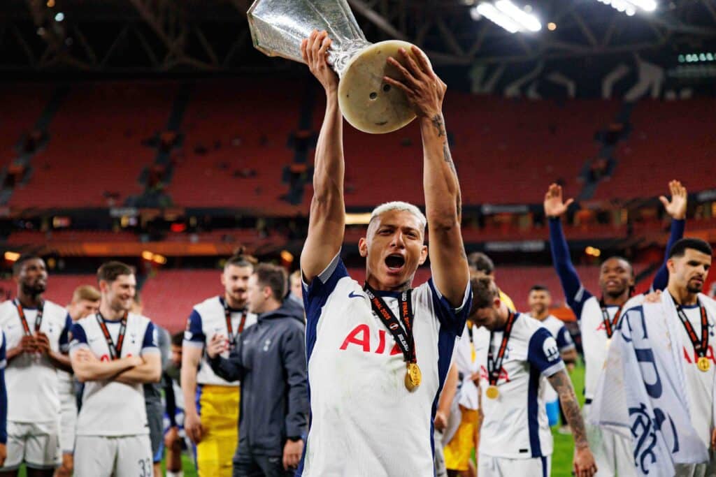 Richarlison com a taça da Liga Europa