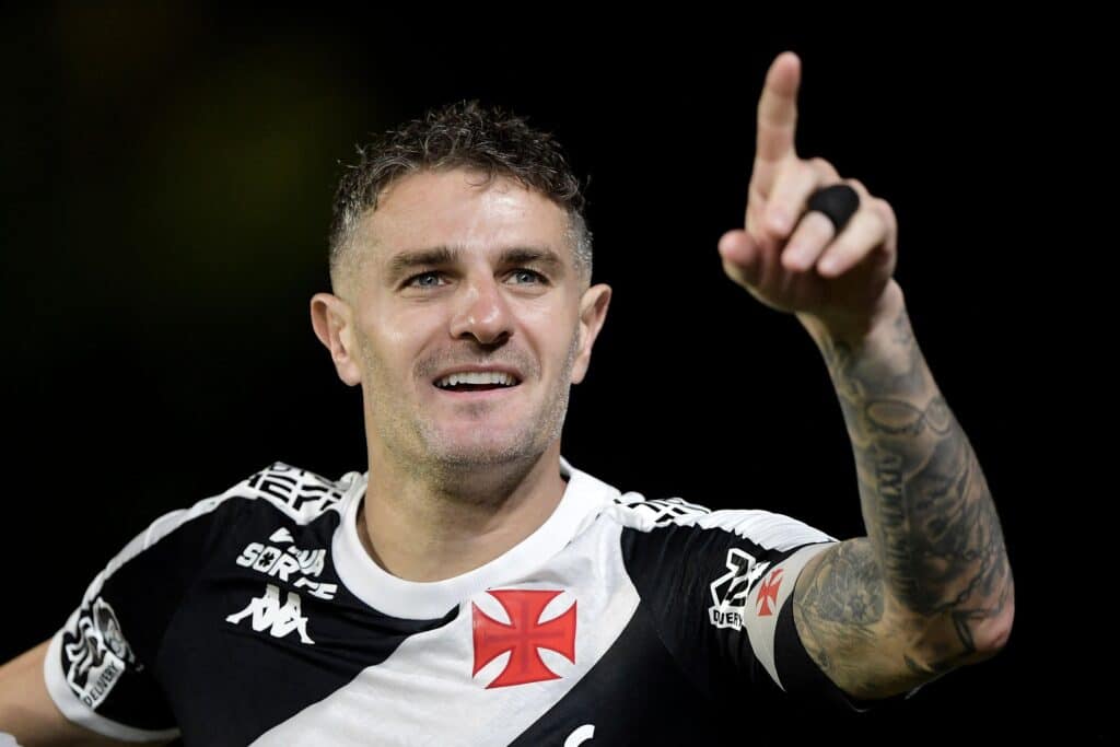 Vegetti marcou dois gols na vitória vascaína