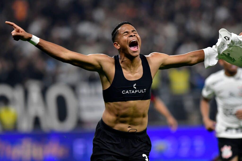 Wesley comemora gol pelo Corinthians