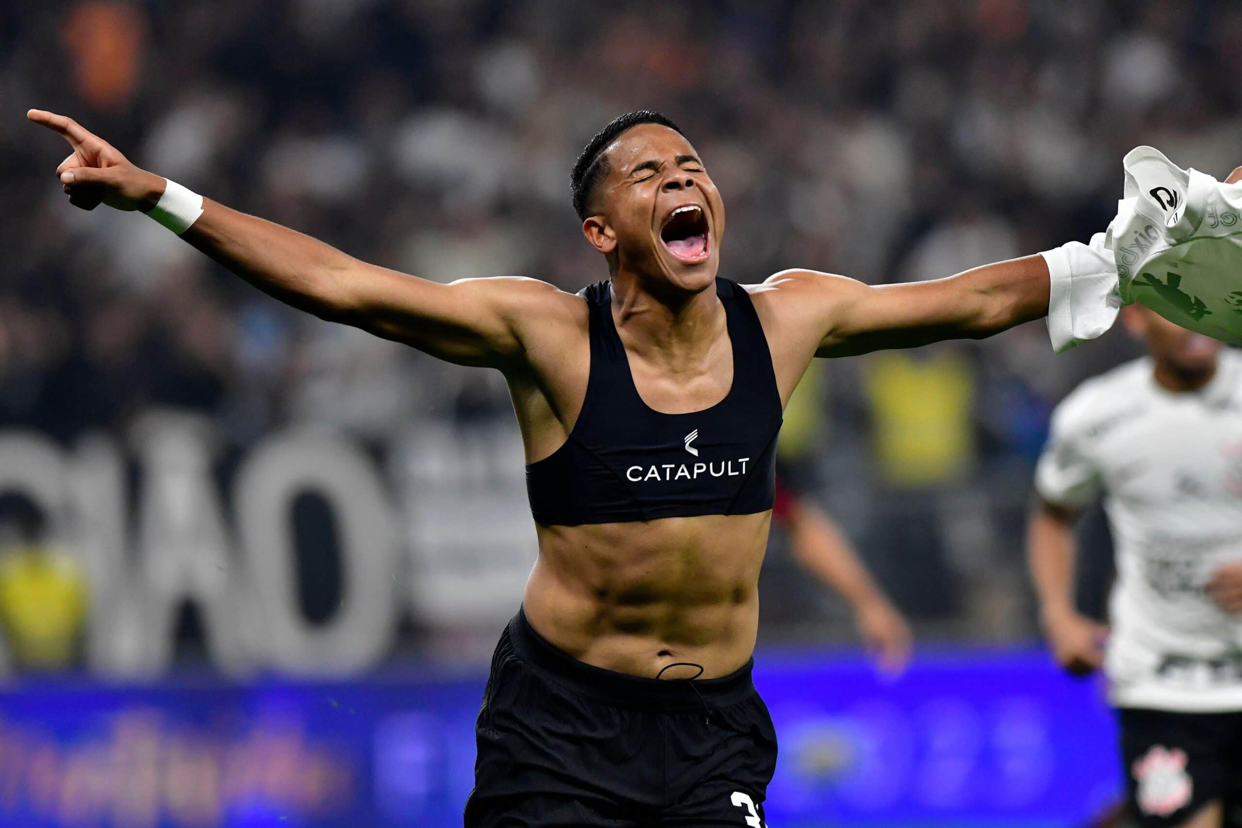 Wesley comemora gol pelo Corinthians